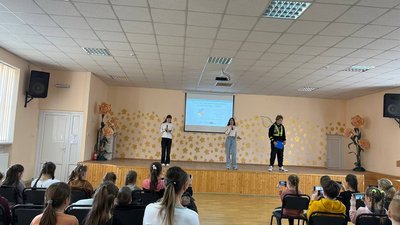 В Ужгородській школі 500 учнів молодших класів взяли участь у просвітницькій кампанії "Світлячку, сяй" В Ужгородській школі 500 учнів молодших класів взяли участь у просвітницькій кампанії "Світлячку, сяй"