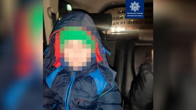 У Житомирі патрульні підвезли додому 8-річного хлопчика, який заблукав У Житомирі патрульні підвезли додому 8-річного хлопчика, який заблукав