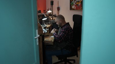 Андрій Гадючко - ювелір із Бердянська відновив ремесло у Дніпрі