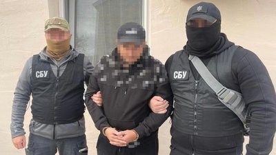 Допомагав чоловікам призивного віку виїхати з України: запоріжцю повідомили про підозру