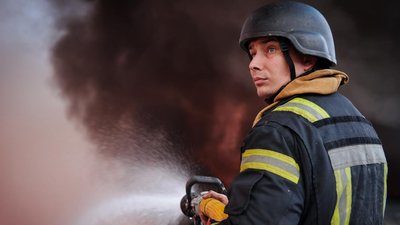 Рятувальник гасить пожежу