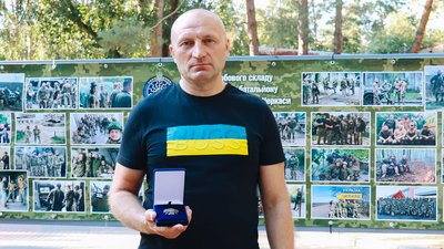 Анатолія Бондаренка захисники нагородили символічним хрестом Анатолія Бондаренка захисники нагородили символічним хрестом