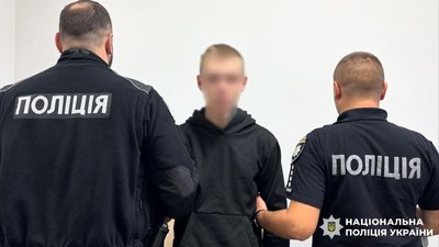 
Вихопив гроші біля терміналу: поліцейські затримали підозрюваного у пограбуванні