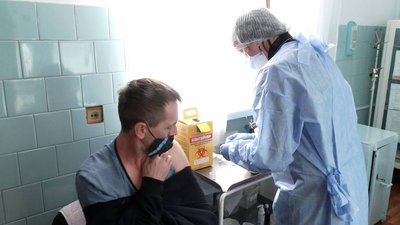 У Рівному на залізничному вокзалі щеплюють від COVID-19. Як це відбувається