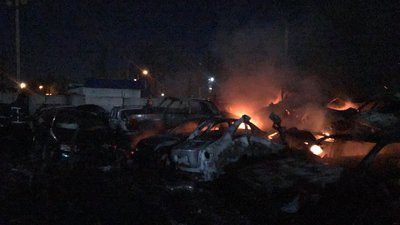 В Одесі на штрафмайданчику загорілись 20 автівок В Одесі на штрафмайданчику загорілись 20 автівок