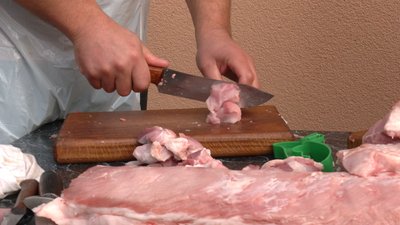 "За сімейним рецептом". Жителі прикарпатського села Радча приготували на фронт приблизно пів тисячі банок м’ясних страв "За сімейним рецептом". Жителі прикарпатського села Радча приготували на фронт приблизно пів тисячі банок м’ясних страв
