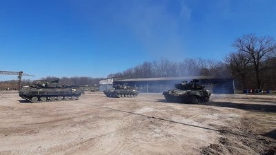 РФ залізницею завозить танки на окуповані території