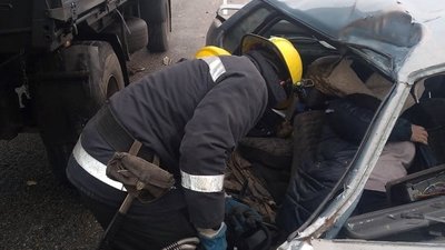 ДТП на Херсонщині: жінку з автівки діставали рятувальники ДТП на Херсонщині: жінку з автівки діставали рятувальники