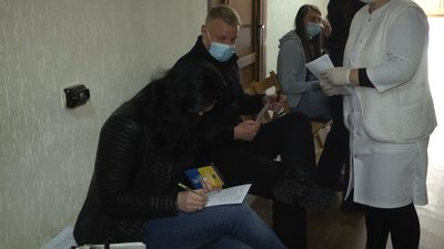 На Житомирщині почали вакцинувати співробітників патрульної поліції На Житомирщині почали вакцинувати співробітників патрульної поліції