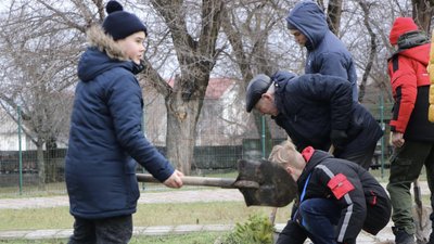 Здали макулатуру та придбали дерева: у парку Дніпра діти висадили ялинки