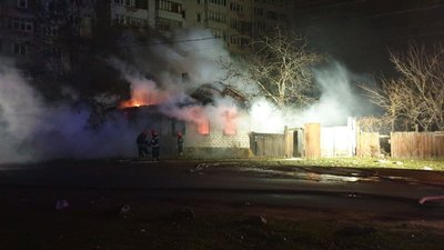 У нічній пожежі в Черкасах згоріла людина. Особу встановлюють