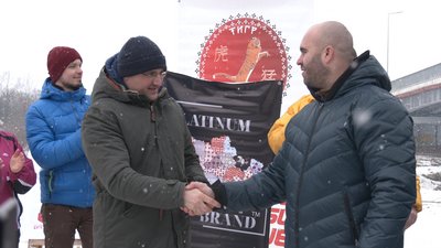Щоб встановити рекорд України.18 прикарпатців піднімали гирі у крижаній воді