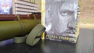 У львівському парку встановили знак, що вказує за скільки кілометрів триває війна У львівському парку встановили знак, що вказує за скільки кілометрів триває війна