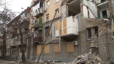У зруйнованому ракетою будинку триває демонтаж конструкцій. Що далі – коментар спеціаліста У зруйнованому ракетою будинку триває демонтаж конструкцій. Що далі – коментар спеціаліста