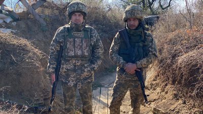 "Один одному спину прикриємо". Історія односельчан, що разом несуть службу на Донбасі