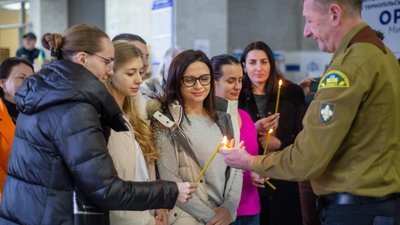 Вифлеємський вогонь миру принесли пластуни у "пункт незламності" у Тернополі Вифлеємський вогонь миру принесли пластуни у "пункт незламності" у Тернополі