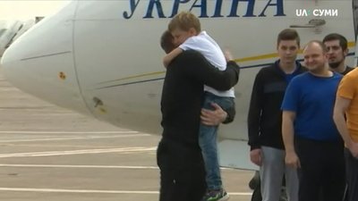 Звільнений військовополонений уродженець Сумщини Богдан Небилиця повернувся до України
