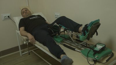 Пацієнт проходить реабілітацію на апараті, який сприяє відновленню згинання у суглобах