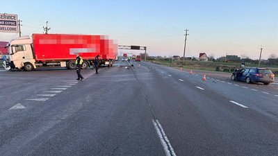 Біля Рівного зіткнулись легковик і вантажівка, загинула водійка Біля Рівного зіткнулись легковик і вантажівка, загинула водійка