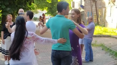"Танцюй та живи". У Сумах танцюристка з Києва просто неба навчала людей аргентинському танго "Танцюй та живи". У Сумах танцюристка з Києва просто неба навчала людей аргентинському танго