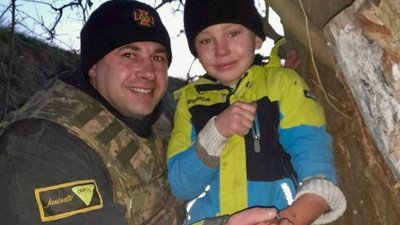Сховав гроші та не зміг їх дістати. На Херсонщині рятувальники допомогли дитині, рука якої застрягла в дуплі дерева Сховав гроші та не зміг їх дістати. На Херсонщині рятувальники допомогли дитині, рука якої застрягла в дуплі дерева