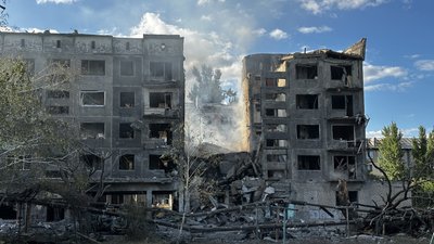 "Вшосте буде переїзд". Розповіді жителів Білозерського про удар ФАБ по 5-поверхівці