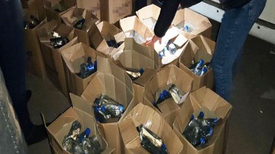 Алкоголю на понад 40 тисяч гривень. На Дніпропетровщині у чоловіка вилучили безакцизні пляшки з горілкою