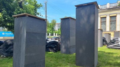 Кам'яні баби з колекції історичного музею в Дніпрі сховали під кевларові "бронежилети" Кам'яні баби з колекції історичного музею в Дніпрі сховали під кевларові "бронежилети"