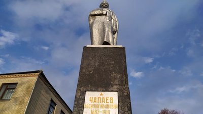 Декомунізація на Миколаївщині. Пам'ятник Чапаєву досі стоїть посеред села Декомунізація на Миколаївщині. Пам'ятник Чапаєву досі стоїть посеред села