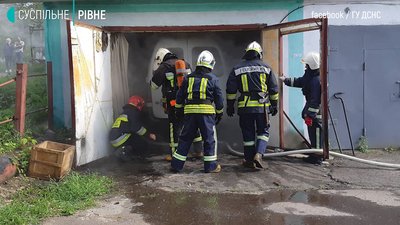 Сусідська іскра: у Рівному загорівся гараж, машину бійці ДСНС врятували Сусідська іскра: у Рівному загорівся гараж, машину бійці ДСНС врятували