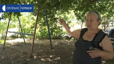 Проблемний майданчик: у Черкасах жителі двох будинків сваряться через споруду для вибивання килимів Проблемний майданчик: у Черкасах жителі двох будинків сваряться через споруду для вибивання килимів