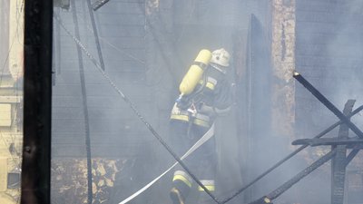 Як рятувальники гасять Будинок архітектора у центрі Харкова: фоторепортаж Як рятувальники гасять Будинок архітектора у центрі Харкова: фоторепортаж