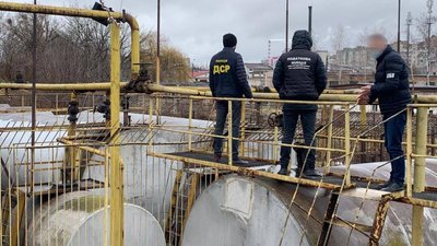 У Луцьку викрили склад із незаконним пальним майже на 5 мільйонів гривень У Луцьку викрили склад із незаконним пальним майже на 5 мільйонів гривень