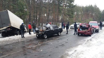 На Харківщині зіткнулися п'ять машин: троє травмованих На Харківщині зіткнулися п'ять машин: троє травмованих