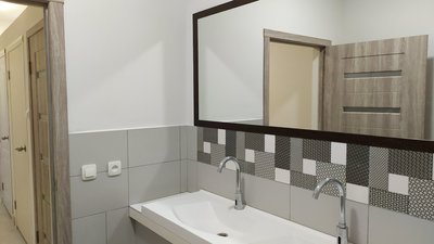 "Дах для переселенців". У Чернівцях облаштовували прихисток у школі