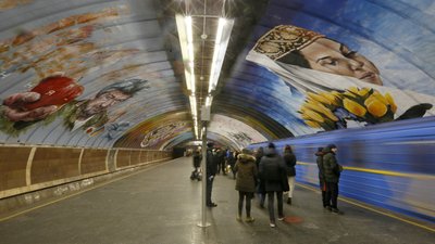 Маски, дезінфекція та відстань. Стали відомі нові правила проїзду в метро