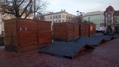 Дерев’яні будинки для торгівлі у новорічні та різдвяні свята встановлюють у Кропивницькому