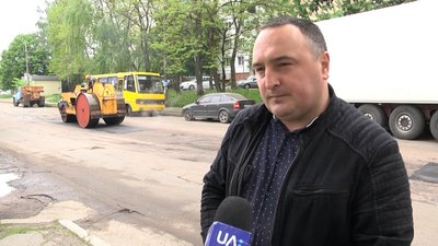 У Житомирі на вулиці Домбровського укладають новий асфальт