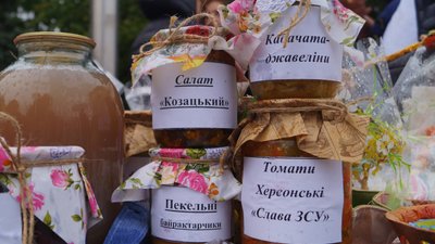 На доброчинному ярмарку в Дніпрі в День міста збирають кошти для ЗСУ – фоторепортаж На доброчинному ярмарку в Дніпрі в День міста збирають кошти для ЗСУ – фоторепортаж
