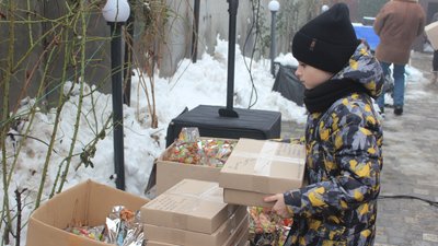Волонтери та військові привітали дітей Новоселівки з Днем Святого Миколая Волонтери та військові привітали дітей Новоселівки з Днем Святого Миколая