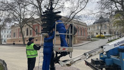 На Думській площі в Одесі демонтували таблички з російськими містами На Думській площі в Одесі демонтували таблички з російськими містами