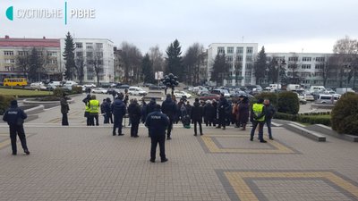 Мітинг під Рівненською ОДА проти "Кроноспану": як це було Мітинг під Рівненською ОДА проти "Кроноспану": як це було