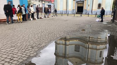 Франківськ напередодні Великодня: містяни освячують паски