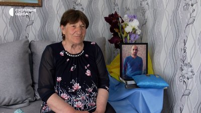 У пам'ять про загиблого сина-військового жителька Одещини подарувала дитсадку ігровий майданчик У пам'ять про загиблого сина-військового жителька Одещини подарувала дитсадку ігровий майданчик
