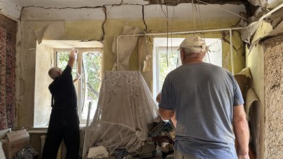 "Я лежала і рахувала вибухи — десять, дванадцять. Все закінчилось на двадцятому". Херсонці розповіли про обстріли міста "Я лежала і рахувала вибухи — десять, дванадцять. Все закінчилось на двадцятому". Херсонці розповіли про обстріли міста