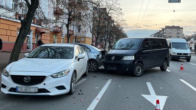В центрі Чернігова сталася ДТП: водій у важкому стані в лікарні В центрі Чернігова сталася ДТП: водій у важкому стані в лікарні