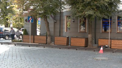 На Соборній площі Чернівців встановлюють літній майданчик На Соборній площі Чернівців встановлюють літній майданчик