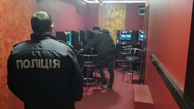 Прикарпатська поліція припинила роботу 97-ми пунктів з гральними автоматами