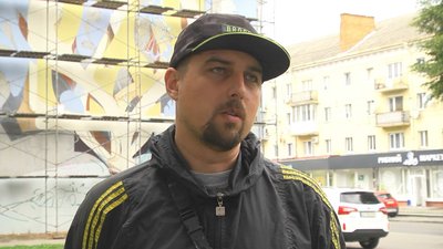 У центрі Луцька оновлюють мурал із тризубом У центрі Луцька оновлюють мурал із тризубом