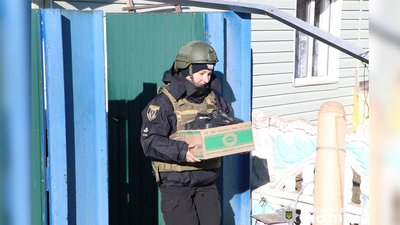 "У мене вже просто нервовий зрив почався": на Чернігівщині поліцейські евакуювали пенсіонерку з прикордонного села "У мене вже просто нервовий зрив почався": на Чернігівщині поліцейські евакуювали пенсіонерку з прикордонного села